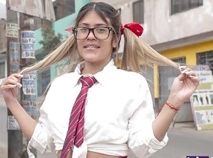 Tímida colegiala folla por un poco de dinero