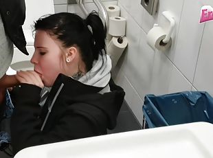 storatuttar, cumshot, tysk, avrunkning, pov, toalett, tatuering