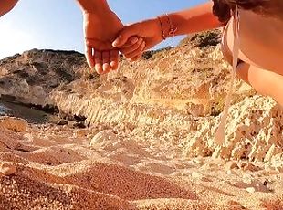 Jolie fille nue pisse à la plage publique à la vue de tout le monde