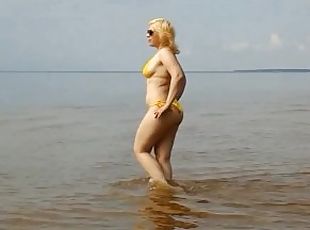 Pakaļa, Ārā, Publisks, Amatieris, Nobrieduša, Māte, Pludmale, Pēdas, Blondīne, Bikini