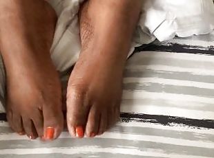 Amateur, Ejaculation sur le corps, Ébène, Énorme bite, Couple, Belle femme ronde, Pieds, Ejaculation, Fétiche, Branlette avec les pieds