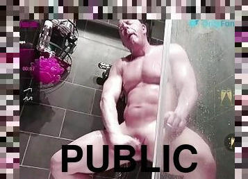 Big cock, lots of cum, lots of muscle and more in a horny live show