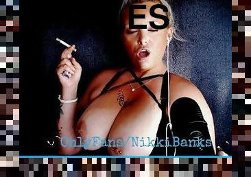 tetas-grandes, pezones, amateur, regordeta, rubia, natural, con-piercings, fetichista, fumando