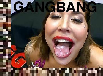 Twerking Big Titted Heidi gets a pounding in Gangbang - Heidi van horny