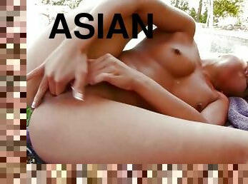 asiatisk, onani, nudist, orgasme, utendørs, fingret, svømmebasseng, utrolig, alene, eksotisk