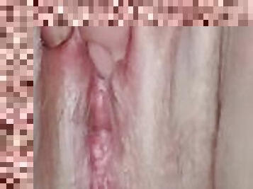 clito, masturbation, chatte-pussy, doigtage, ejaculation, serrée, rasé, blanc, humide, minuscule