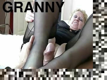 ejaculation-sur-le-corps, granny, pieds, ejaculation, lingerie, branlette-avec-les-pieds, en-nylon