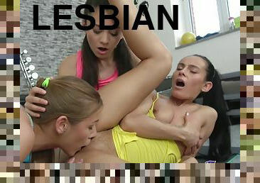 lesbian-lesbian, remaja, bertiga, ruang-olahraga, liar, latihan