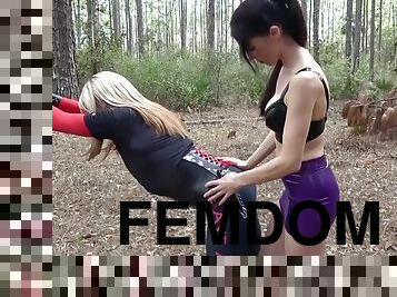 en-plein-air, lesbienne, milf, bdsm, esclave, latex, bondage, forêt, femme-dominatrice