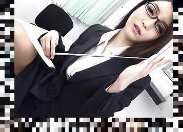 Slim Japanese office beauty gets laid with the boss and tries creampie