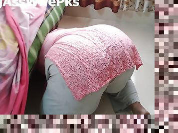 Pakistani Mature Wife Cleaning Floor &amp; Showing Her Hot Big Ass
