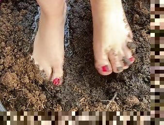 Pretty Feet Pedicure trampling in wet compost