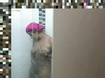 latina de enorme culo es espiada en el baño mientras se baña - porno en español