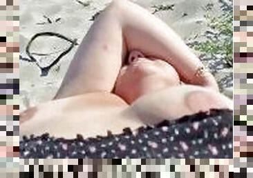 masturbation, public, amateur, milf, branlette, belle-femme-ronde, plage, doigtage, britannique, bite