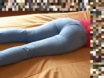 I love showing off my ass while they masturbate, look at my ass with the jean up and the jean down