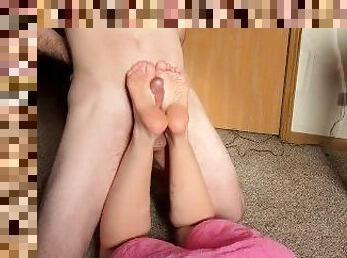 amateur, ejaculation-sur-le-corps, pieds, fétiche, branlette-avec-les-pieds, domination