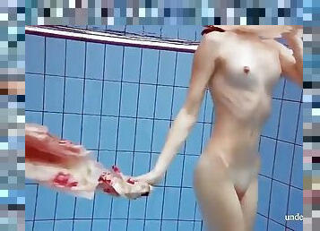 en-plein-air, public, babes, rousse, décapage, piscine, solo, bikini, tchèque, sexe-habillé