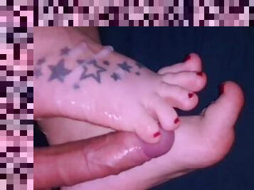 masturbation, orgasme, amateur, ejaculation-sur-le-corps, couple, pieds, ejaculation, pute, fétiche, branlette-avec-les-pieds