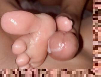 My wife’s Sexy oiled up feet make me cum quick????