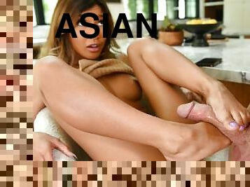 asiatique, pornstar, branlette, pieds, fétiche, branlette-avec-les-pieds, sucer, orteils