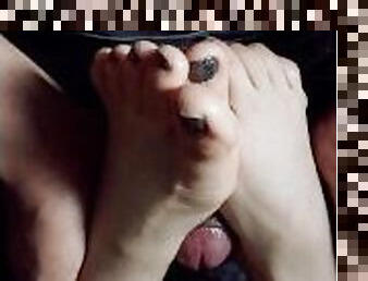 asiatique, cul, maigre, ejaculation-sur-le-corps, milf, japonais, pieds, ejaculation, branlette-avec-les-pieds, femme-dominatrice