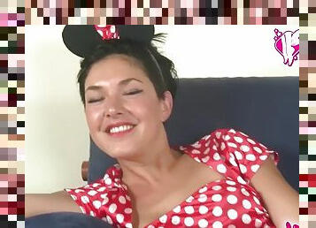 I piedi di Minnie in autoreggenti bianche