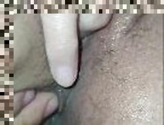 clitoris, masturbare-masturbation, orgasm, pasarica, tasnit, nevasta, facut-acasa, mama, cuplu, cu-degetelul