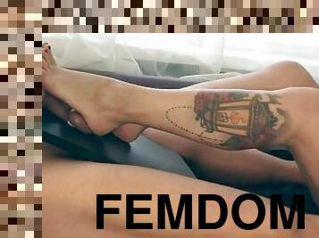 amateur, hardcore, bdsm, pieds, bondage, boules, branlette-avec-les-pieds, domination, femme-dominatrice, tatouage