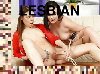 masturbaatio, pissaaminen, typykät, lesbo-lesbian, lelu, suuteleminen, fetissi, tsekki, ruskeaverikkö, tatuointi