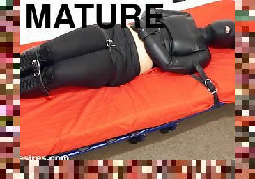 mature, bdsm, latex, solo, bondage, brunette, bottes, talons-hauts