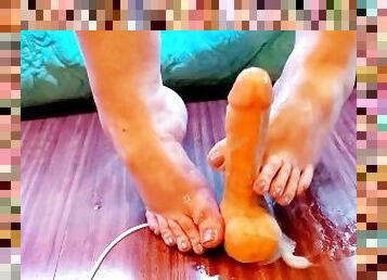 grosse, amateur, ejaculation-sur-le-corps, massage, belle-femme-ronde, pieds, ejaculation, fétiche, solo, branlette-avec-les-pieds