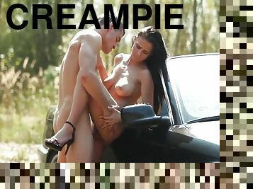 en-plein-air, ejaculation-sur-le-corps, ejaculation-interne, voiture, ejaculation, chatte, brunette