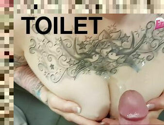 gros-nichons, amateur, ejaculation-sur-le-corps, énorme-bite, allemand, point-de-vue, toilette, tatouage