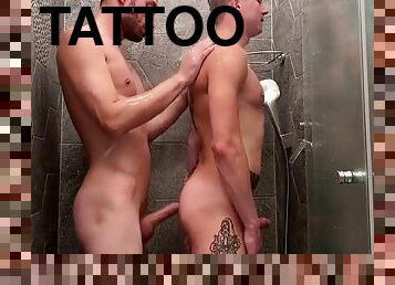 baignade, masturbation, ejaculation-sur-le-corps, hardcore, gay, baisers, lingerie, douche, tatouage