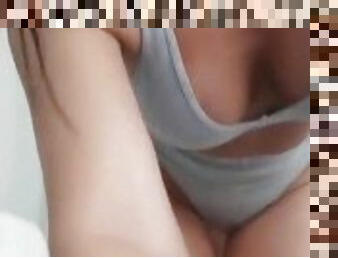 Moglie troia manda video all'amante, mentre si masturba è squirta e arriva su pornhub