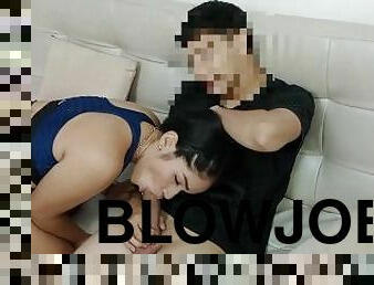 Mamada jugosa y apasionada! Se la chupo a mi hermanastro en el sofá. Porno en español