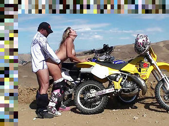 gros-nichons, levrette, en-plein-air, public, fellation, blonde, motard