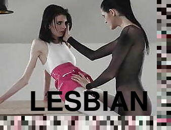 ºαλτσόν̍-pantyhose, »εσβία̍-lesbian