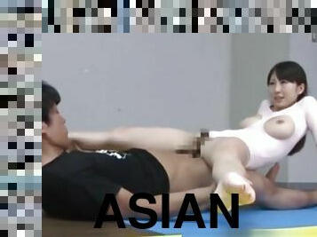 Flexible asian slut gets it from her freaky guy at the gym
