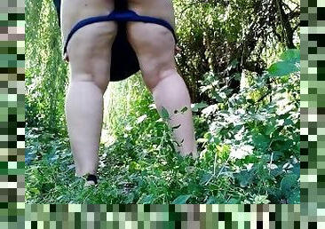 cul, en-plein-air, pisser, russe, amateur, milf, maman, belle-femme-ronde, joufflue, mère