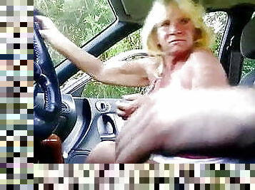 Oma lutscht ihn in geiler DW im Auto ab