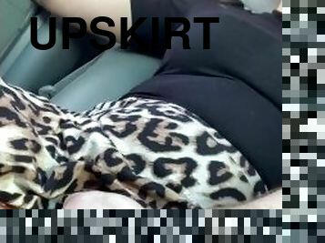 lunettes, masturbation, orgasme, public, chatte-pussy, amateur, milf, doigtage, voiture, jupe-en-l’air