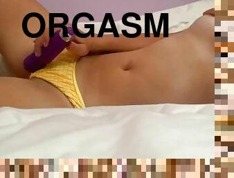 Horny Babe Masterbates and Has INTENSE Orgasm in Yellow Bikini!!