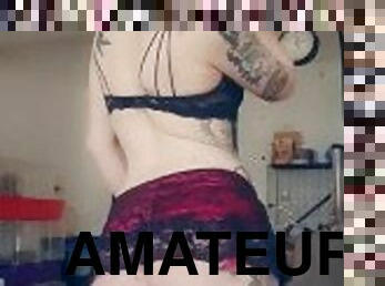 amateur, babes, culo-sexy, mona, a-solas, morena, tatuaje, minifalda, calientapollas