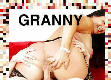 Thick Granny Leylani Wood Gets a Skinny Dude Off Big Time