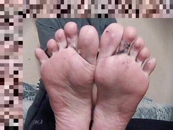 Foot Fanatic - Foot Worship - Sweaty Feet - Long Toes - Foot Domination - Foot Worship