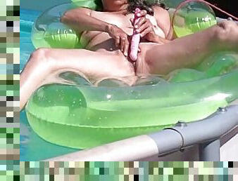 masturbation, orgasme, en-plein-air, public, chatte-pussy, amateur, mature, milf, couple, piscine