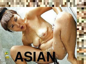 ázsiai, fürdőkádban, nagymell, nagymama, maszturbálás, mellbimbók, orgazmus, spriccelés, amatőr, érett