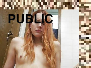 publik, fitta-pussy, avsugning, tonåring, porrstjärna, europeisk, euro, toalett, rakad, cowgirl