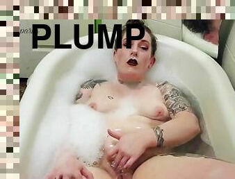 Plump Slut Rubs Pussy In Bathtub